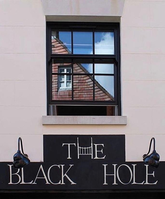 The Black Hole 윈체스터 외부 사진